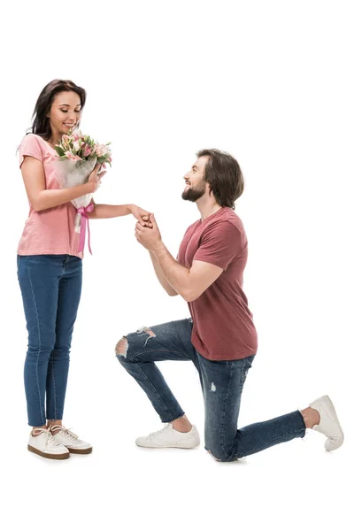 Seitenansicht Von Frau Mit Blumenstrauß Und Mann Auf Einem Knie — kostenloses Stockfoto