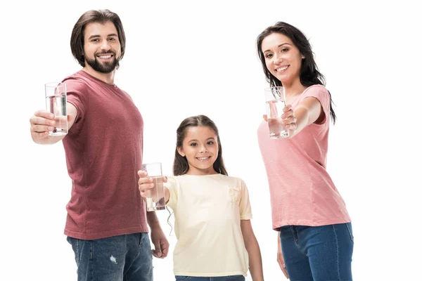 Retrato Família Sorrindo Mostrando Copos Água Mãos Isoladas Branco — Fotografia de Stock