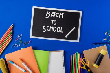 blackboard başa okul ve çeşitli ileti örneği yazı ile mavi arka plan üzerinde yukarıdan 
