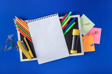 mavi arka plan üzerinde boş defter ve çeşitli ileti örneği ile boş yazı tahtası üstten görünüm 