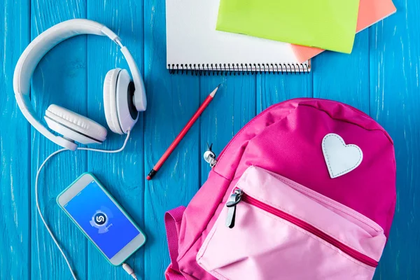 Widok Góry Słuchawki Różowy Plecak Smartphone Aplikacji Shazam Papeterii Niebieskim — Zdjęcie stockowe