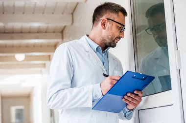 Veteriner Veteriner Kliniği odalarının kontrol panosu ile yan görünüm