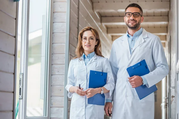 Två Veterinärer Vita Rockar Promenader Med Clipboards Veterinärklinik — Stockfoto