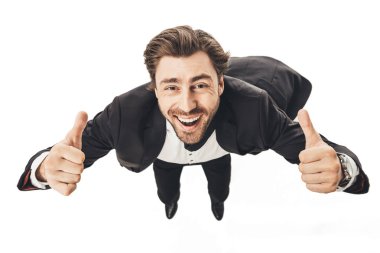 düşen ve izole üzerinde beyaz Yaşasın gösterilen gülümseyen genç işadamı yakın çekim çekim