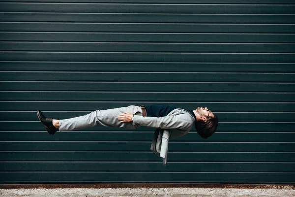 Боковой Вид Молодого Бизнесмена Лежащего Спине Воздухе Перед Розовыми Воротами — стоковое фото