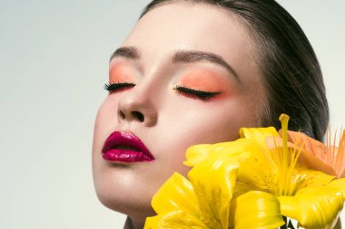 yakın çekim moda makyaj ve üzerinde beyaz izole Sari Çiçek güzel genç kadın portresi
