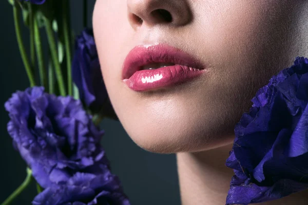 Retrato Parcial Una Hermosa Joven Con Labios Rosados Flores Eustoma — Foto de stock gratis