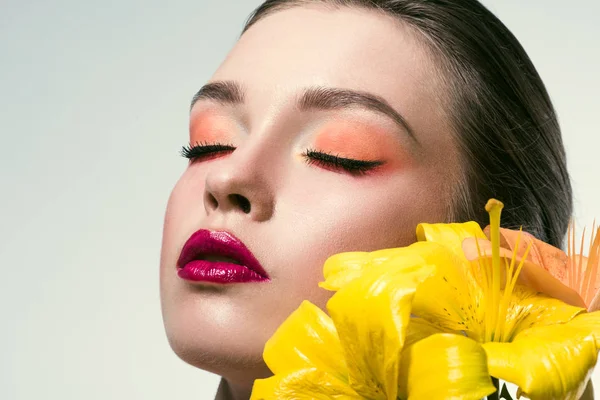 Close Retrato Bela Jovem Com Maquiagem Elegante Flores Lílio Amarelo — Fotografia de Stock Grátis