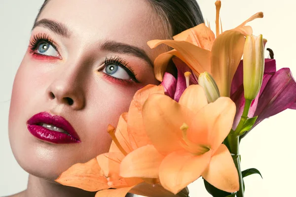 Retrato Cerca Hermosa Mujer Joven Con Maquillaje Elegante Flores Lirio — Foto de stock gratis