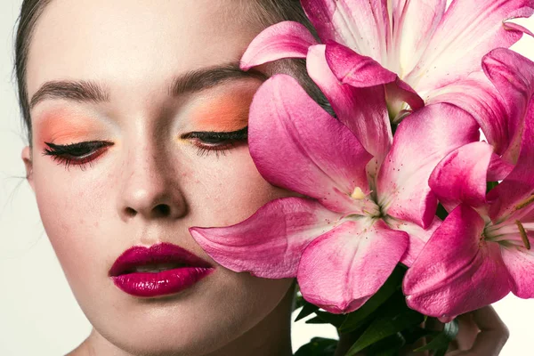 Close Portret Van Aantrekkelijke Jonge Vrouw Met Roze Lelies Geïsoleerd — Stockfoto