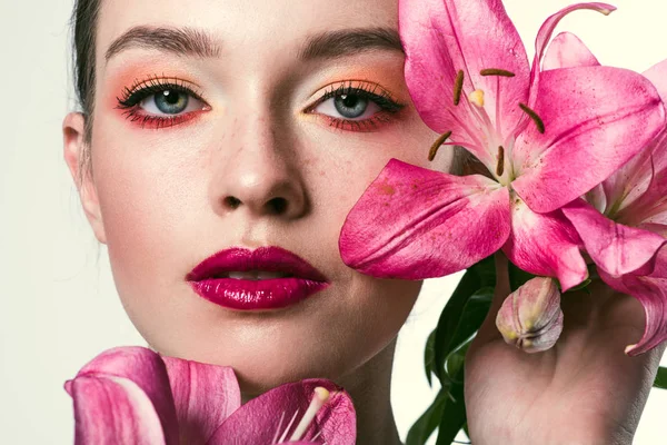 Close Πορτρέτο Του Όμορφη Νεαρή Γυναίκα Ροζ Lillies Απομονωθεί Λευκό — Φωτογραφία Αρχείου