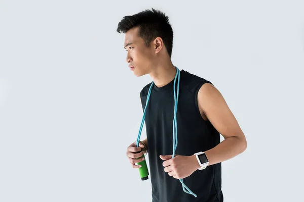 Mladá Asijská Sportovec Smartwatch Drží Švihadlo Izolované Šedém Pozadí — Stock fotografie zdarma