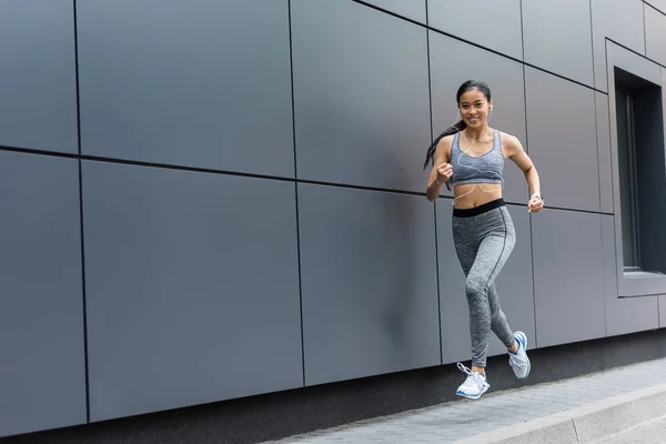 Sorrindo Jovem Asiático Feminino Atleta Fones Ouvido Correndo Cidade Rua — Fotografia de Stock
