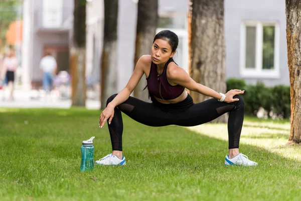 Asiatische Sportlerin Übt Der Nähe Einer Wasserflasche Park — kostenloses Stockfoto