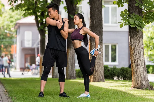 Junge Asiatische Sportler Und Sportlerin Dehnen Sich Auf Gras Park — Stockfoto