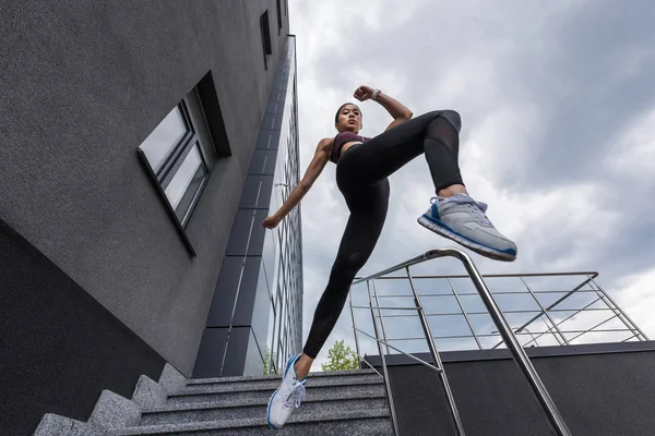 Nízký Úhel Pohledu Asijská Sportovkyně Skákání Schodů Městské Ulici — Stock fotografie