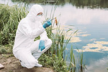 Erkek bilim adamı bu durumda cımbız Nehri yakınında tarafından balık tutarak maske ve koruyucu giysi
