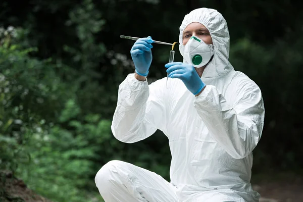 Male Scientist Protective Mask Suit Putting Sample Yellow Leaf Tweezers — Stock Photo, Image