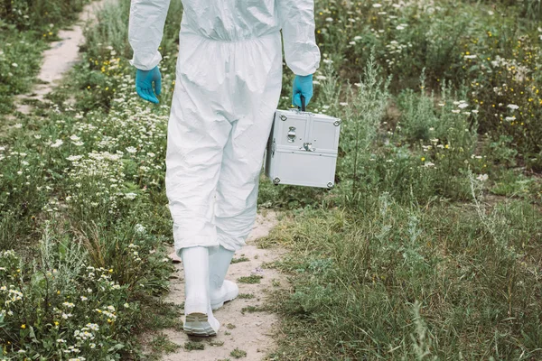 Περικοπεί Εικόνα Αρσενικό Επιστήμονα Προστατευτικό Κοστούμι Περπάτημα Βαλίτσα Εργασίας Λιβάδι — Φωτογραφία Αρχείου