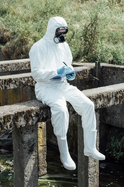 Foyer Sélectif Scientifique Masculin Dans Masque Protection Écriture Costume Dans — Photo