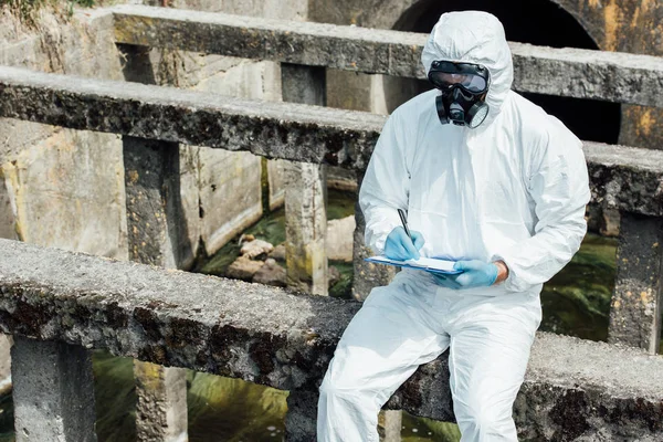 Mâle Scientifique Masque Protection Costume Écriture Dans Presse Papiers Tout — Photo gratuite