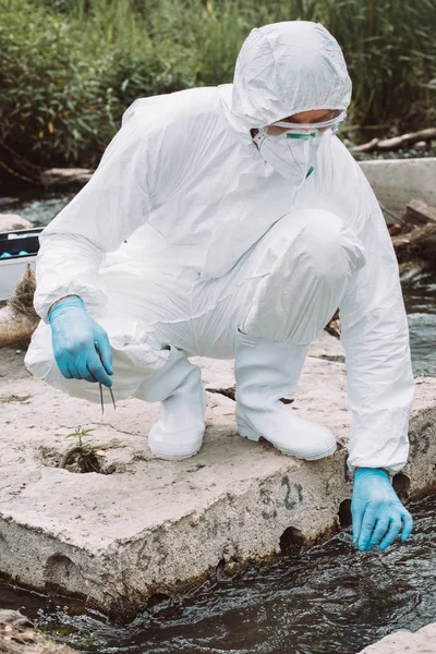 보호복과 마스크 테스트 플라스 야외에서 물에서 과학자 — 스톡 사진