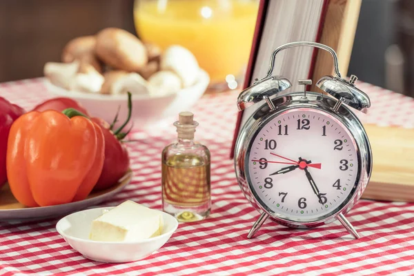 Close Shot Van Vintage Wekker Met Verschillende Producten Receptenboek Tafel — Stockfoto