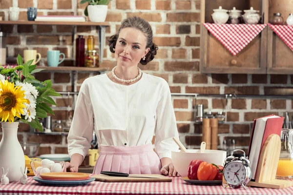 Lächelnde Attraktive Hausfrau Vintage Klamotten Blickt Die Küche — Stockfoto