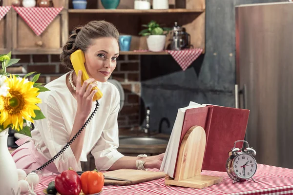 Happy Adult Housewife Talking Retro Wired Phone Looking Camera Kitchen — Stock Photo, Image