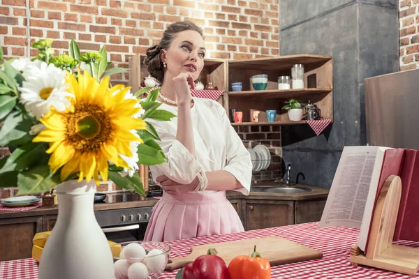 Réfléchie Femme Foyer Adulte Regardant Loin Tout Cuisinant Cuisine — Photo