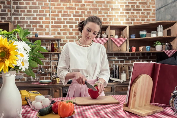 Concentrated Adult Housewife Cutting Red Bell Pepper Kitchen — Free Stock Photo