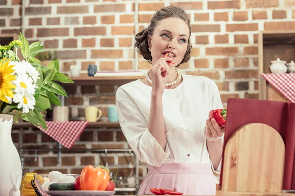 Atractivo Adulto Ama Casa Comer Cruda Pimiento Mirando Cocina — Foto de stock gratuita