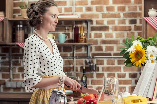 Sorridente Casalinga Adulta Che Taglia Verdure Distoglie Sguardo Dalla Cucina — Foto stock gratuita