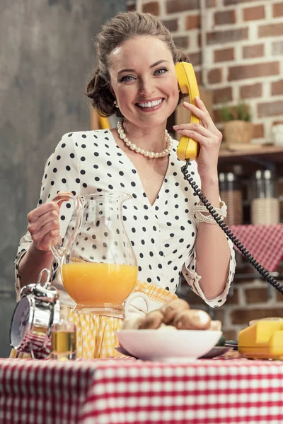 Sorridente Casalinga Adulta Che Tiene Brocca Succo Arancia Che Parla — Foto Stock