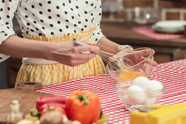 Bijgesneden Schot Van Huisvrouw Zwaaien Eieren Voor Omelet Keuken — Stockfoto