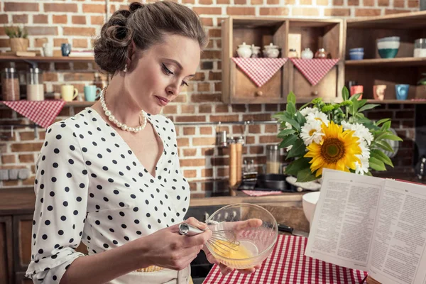 Ama Casa Adulta Segura Batiendo Huevos Para Tortilla Cocina — Foto de Stock