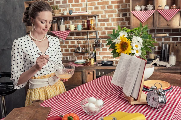 Привлекательная Взрослая Домохозяйка Взбивает Яйца Омлета Кухне — Бесплатное стоковое фото