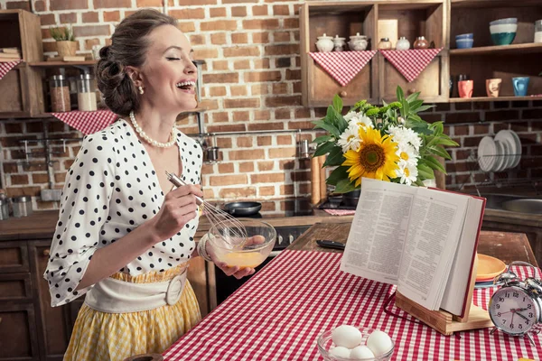 Seitenansicht Einer Lachenden Erwachsenen Hausfrau Die Eier Für Omelette Der — Stockfoto
