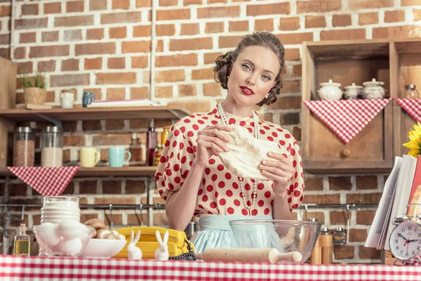 Привлекательная Взрослая Домохозяйка Месит Тесто Смотрит Камеру Кухне — Бесплатное стоковое фото