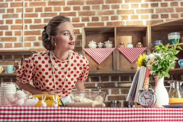 Beautiful Adult Housewife Cooking Looking Away Kitchen — Stock Photo, Image