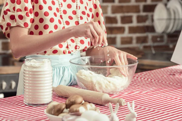 Abgeschnittener Schuss Von Hausfrau Verschüttet Mehl Auf Teig Schüssel Küche — kostenloses Stockfoto