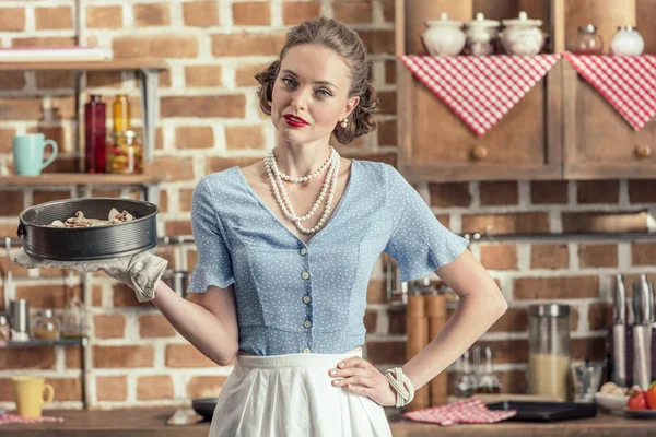 Beautiful Adult Housewife Holding Baking Trey Looking Camera Kitchen — Free Stock Photo
