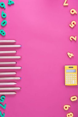 düz lay ile düzenlenmiş pink üzerinde çeşitli okul gereçleri