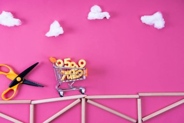 alışveriş sepeti ile çeşitli numaraları makas köprüsü üzerinde pembe renkli kalemler ile düzenlenmiş sürme