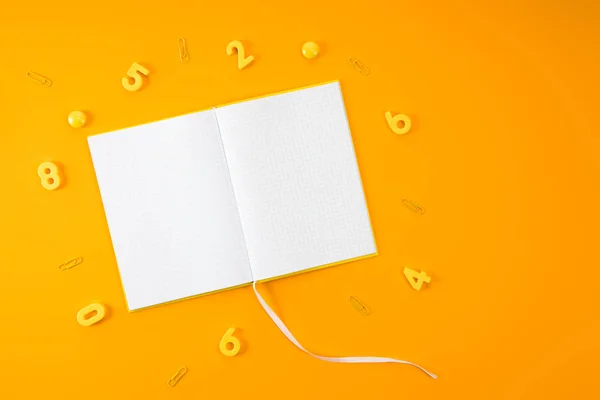 Vista Superior Caderno Branco Rodeado Dígitos Clipes Papel Amarelo — Fotografia de Stock