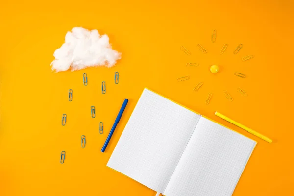 Draufsicht Auf Leeres Notizbuch Und Wolke Mit Sonne Aus Büroklammern — Stockfoto