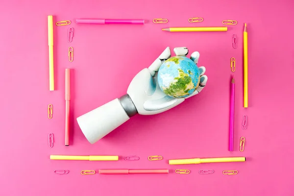 Felülnézet Robot Kezében Föld Gömb Belsejében Készült Ceruzák Jelölők Pink — Stock Fotó