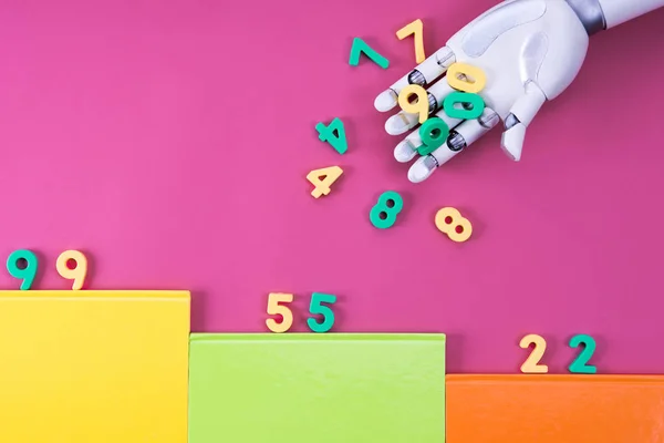 Recortado Tiro Mano Robótica Derramando Números Cuadernos Colores Rosa — Foto de Stock