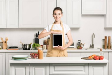 çekici kız holding tablet ile mutfakta boş perde