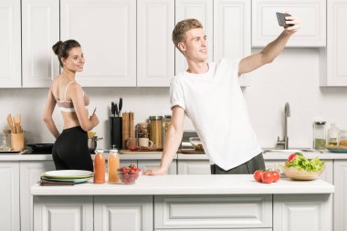 Selfie smartphone ile mutfakta alarak erkek